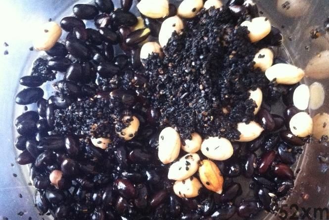 黑豆、莲子、燕窝炖在一起，营养价值翻倍！想知道怎么做吗？